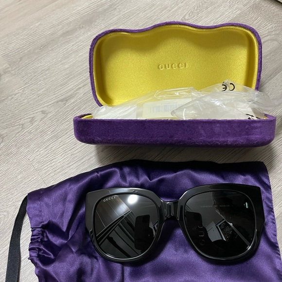 Gucci Women's Black Sunglasses with Purple Case - Picture 1 of 3